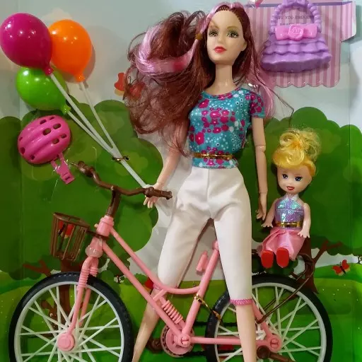 عروسک باربی با دوچرخه.
